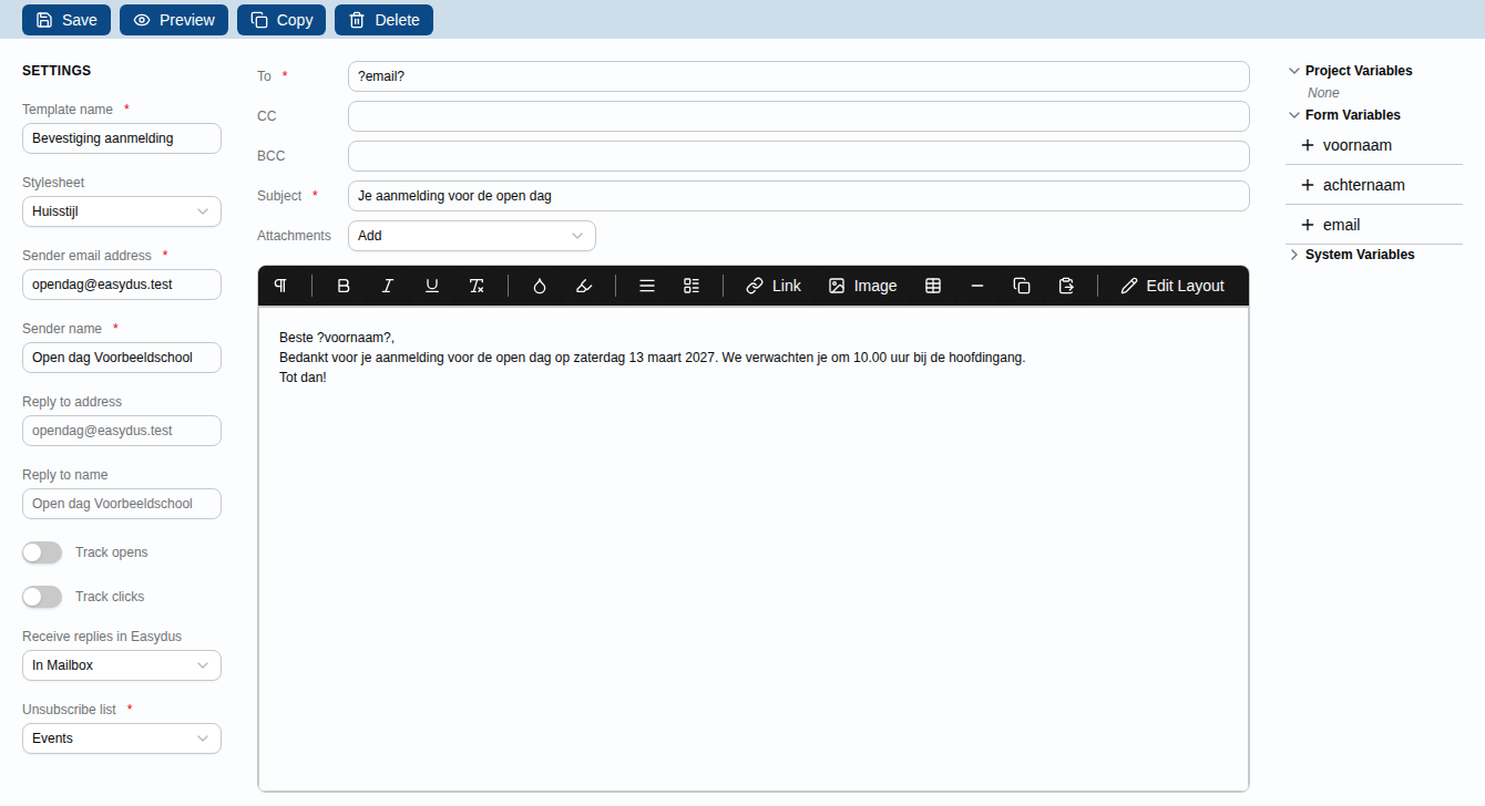 De editor met een geopend email template: links de instellingen, in het midden de e-mail, rechts de variabelen
